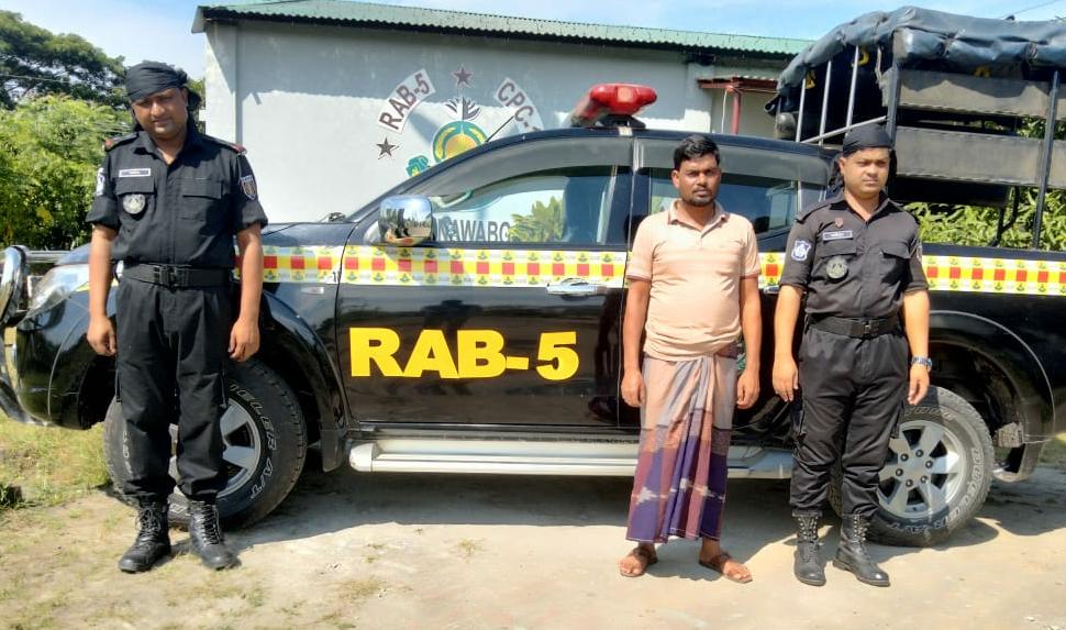 সিপিসি-১ (চাঁপাইনবাবগঞ্জ), র‌্যাব-৫ রাজশাহী কর্তৃক চাঞ্চল্যকর গোমস্তাপুর থানার মোঃ আফজাল হোসেন (৫২) কে ভুটভুটি চাপায় হত্যাকারী ঘাতক ভুটভুটি চালককে গ্রেফতার