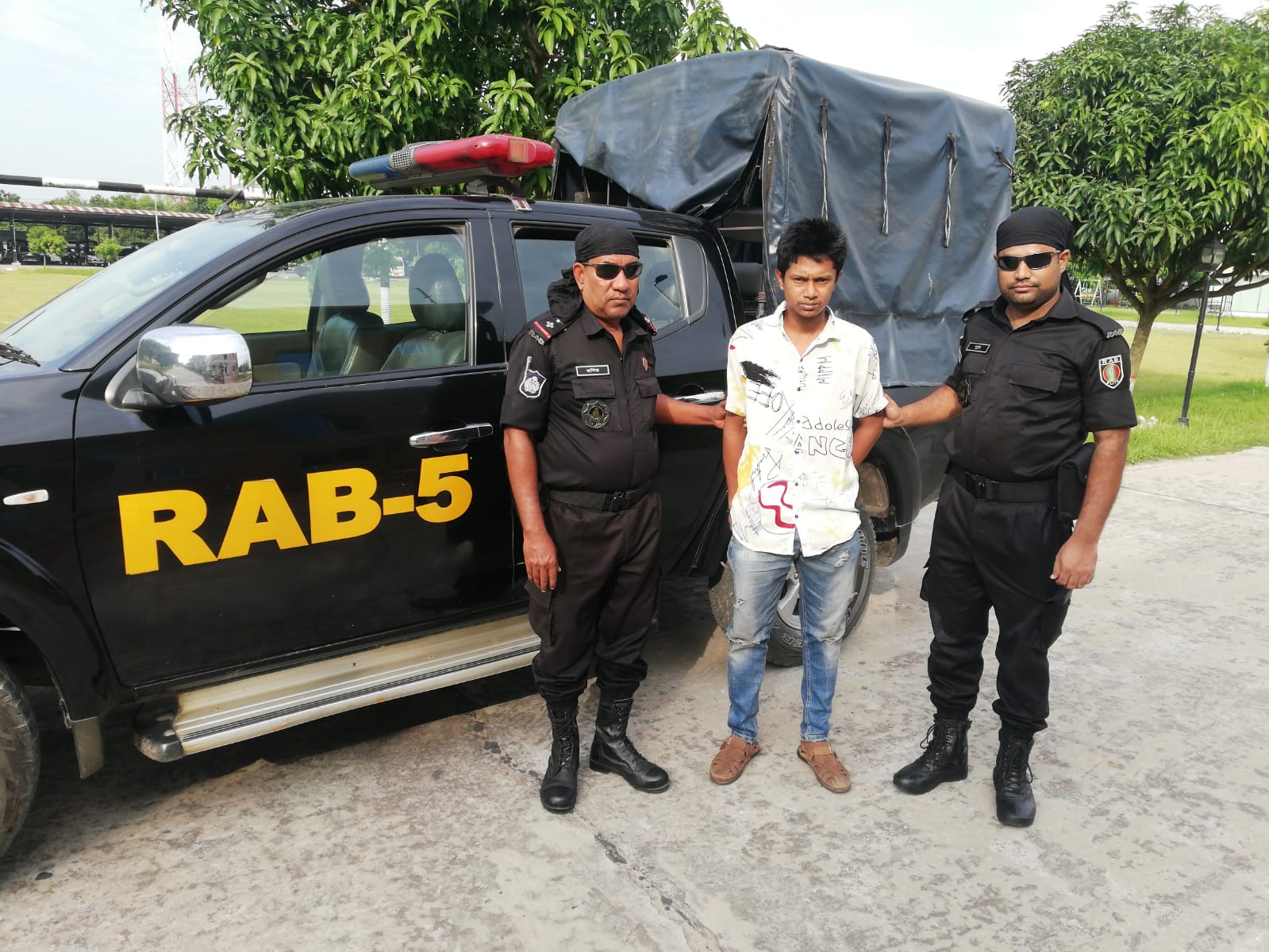 সিপিসি-১, চাঁপাইনবাবগঞ্জ এবং সিপিএসসি র‌্যাব-৫ কর্তৃক ১২ কেজি ৭০০ গ্রাম গাঁজা সহ ০১ জন মাদক  ব্যবসায়ী আটক।