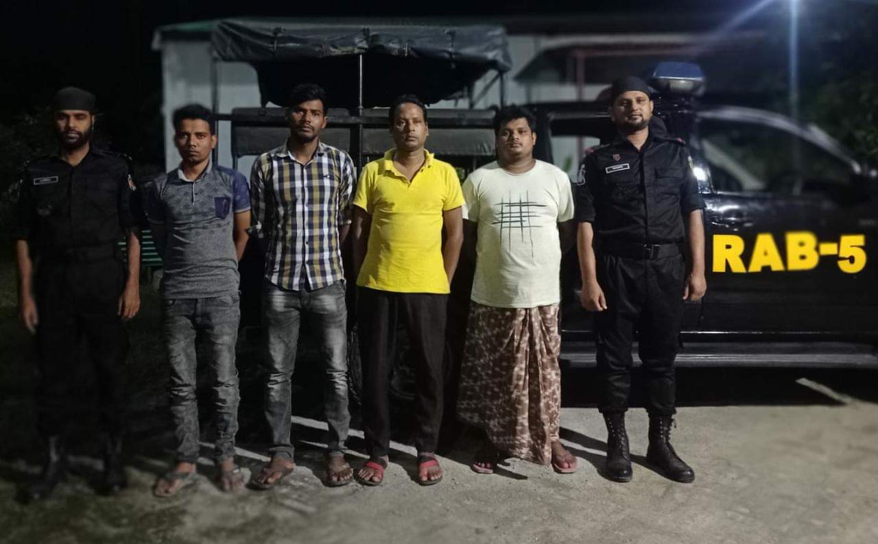 চাঁপাইনবাবগঞ্জে এনজিও মালিক সহ আটক ৪