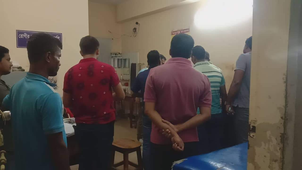 চাঁপাইনবাবগঞ্জে আসামি আটক করতে গিয়ে হামলায় আহত পুলিশ