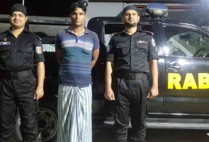 চাঁপাইনবাবগঞ্জে র‌্যাবের হাতে গাঁজাসহ আটক এক