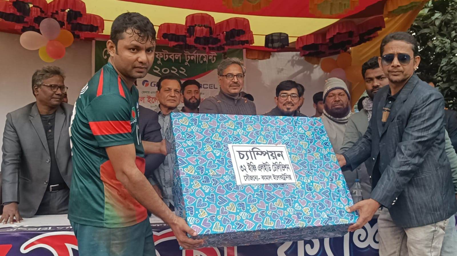 দুই নাইজেরিয়ানের পায়ের জাদু দেখতে মাঠে ফুটবলপ্রেমীরা