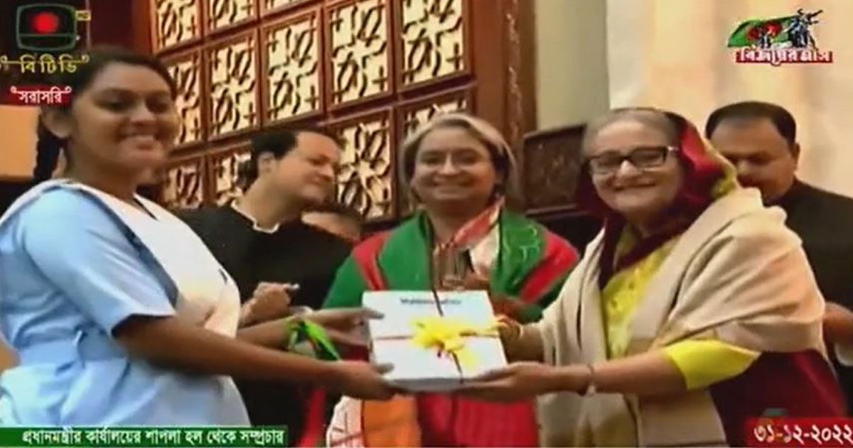 ২ বছর পর ২০২৩ শিক্ষাবর্ষের শিশুদের হাতে নতুন বই তুলে দিলেন প্রধানমন্ত্রী