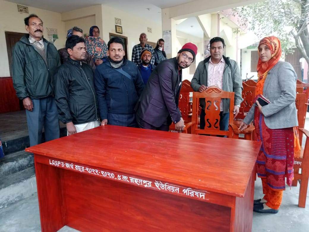 রহনপুর ইউনিয়ন পরিষদে চেয়ার-টেবিল বিতরণ 