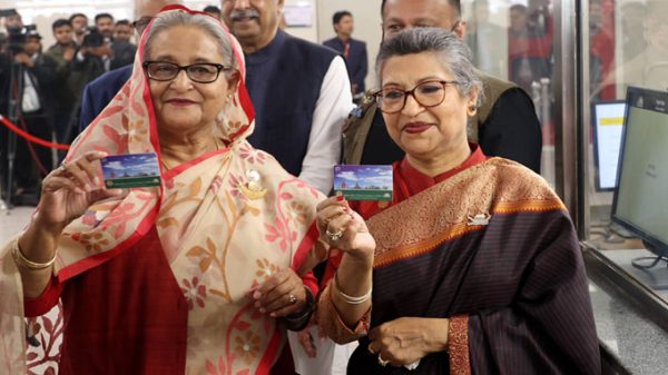 দীর্ঘ অপেক্ষার পর টিকিট কেটে মেট্রো স্টেশনে প্রবেশ করলেন প্রধানমন্ত্রী