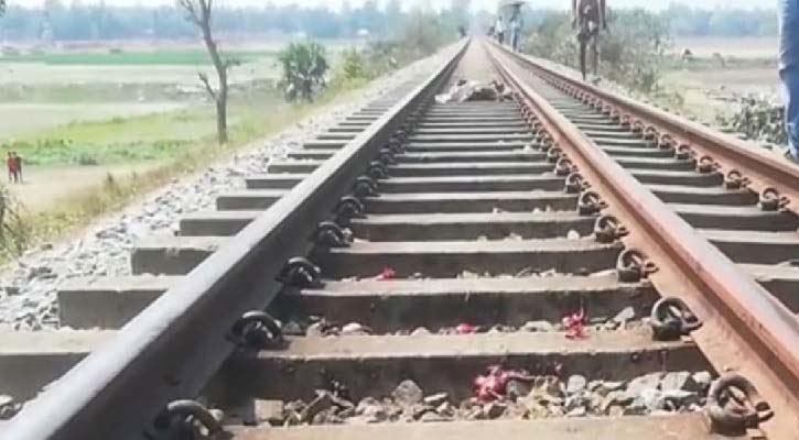 রেললাইনে পড়ে থাকা পলিথিন খুলে বিস্মিত মুসল্লিরা