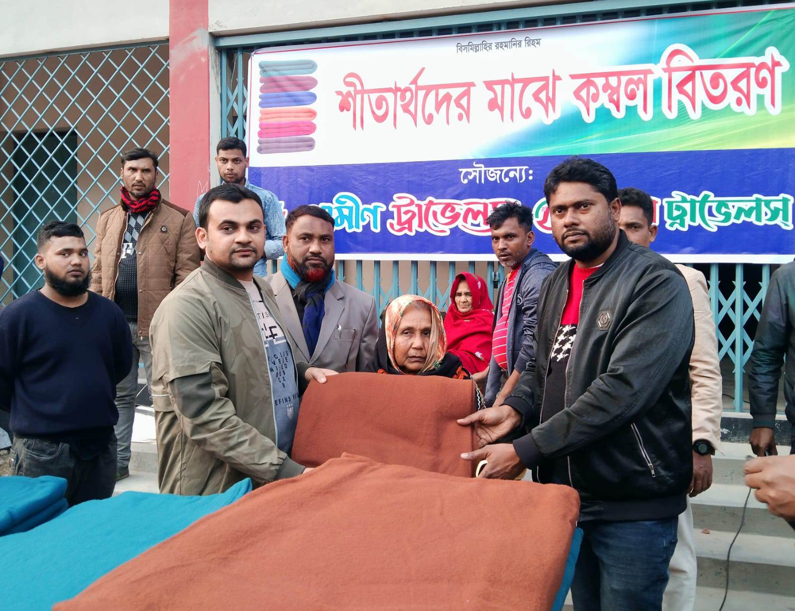 চাঁপাইনবাবগঞ্জে গ্রামীণ ও যমনুা ট্র্যাভেলস এর শীতবস্ত্র বিতরণ