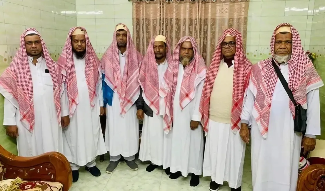 পাবনার ঈশ্বরদীতে আপন ৭ ভাইয়ের একসাথে ওমরাহ হজ পালন