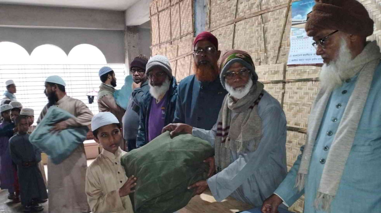 চাঁপাইনবাবগঞ্জে মাদ্রাসা শিক্ষার্থীদের কম্বল দিলেন সাদা মনের মানুষ