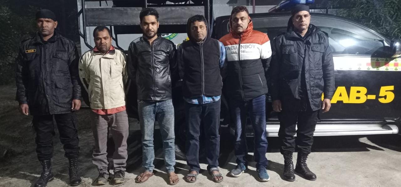 সিপিসি-১ (চাঁপাইনবাবগঞ্জ), র‌্যাব-৫ কর্তৃক ছিনতাইয়ের প্রস্তুতিকালে ছিনতাই এর দলনেতাসহ ০৪ জন  সদস্য গ্রেফতার