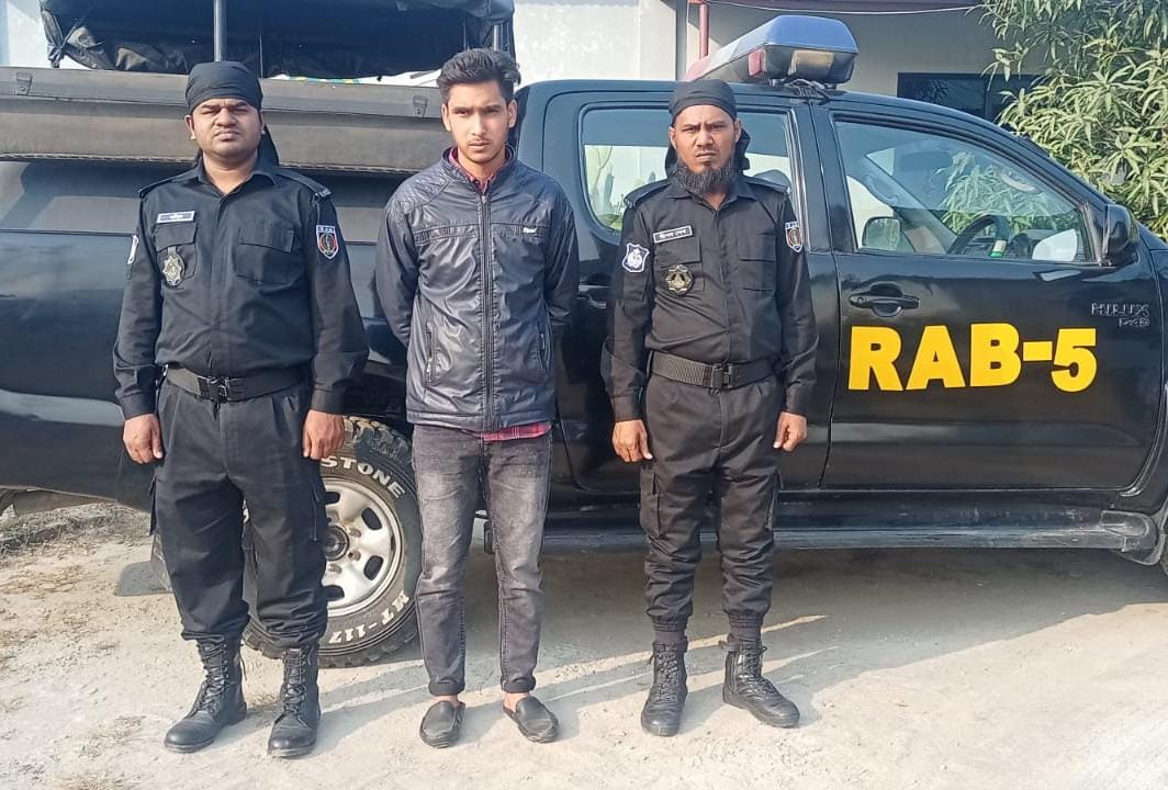 চাঁপাইনবাবগঞ্জ র্যাব-৫ কর্তৃক অপহরণ এবং ধর্ষণের অভিযোগে ০১ জনকে আটক এবং অপহৃত ভিকটিম উদ্ধার।