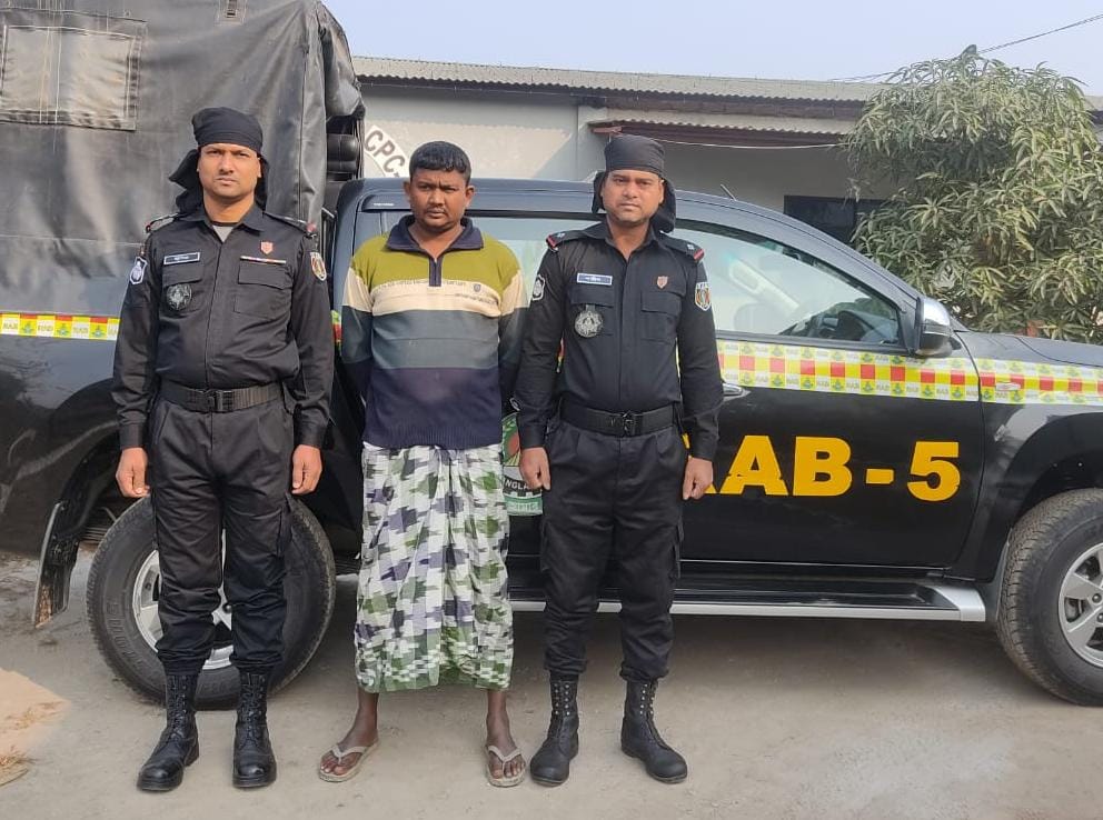 চাঁপাইনবাবগঞ্জ, র‌্যাব-৫ কর্তৃক ৭৪৫ গ্রাম হেরোইন সহ ০১ জন মাদক ব্যবসায়ীকে গ্রেফতার ।