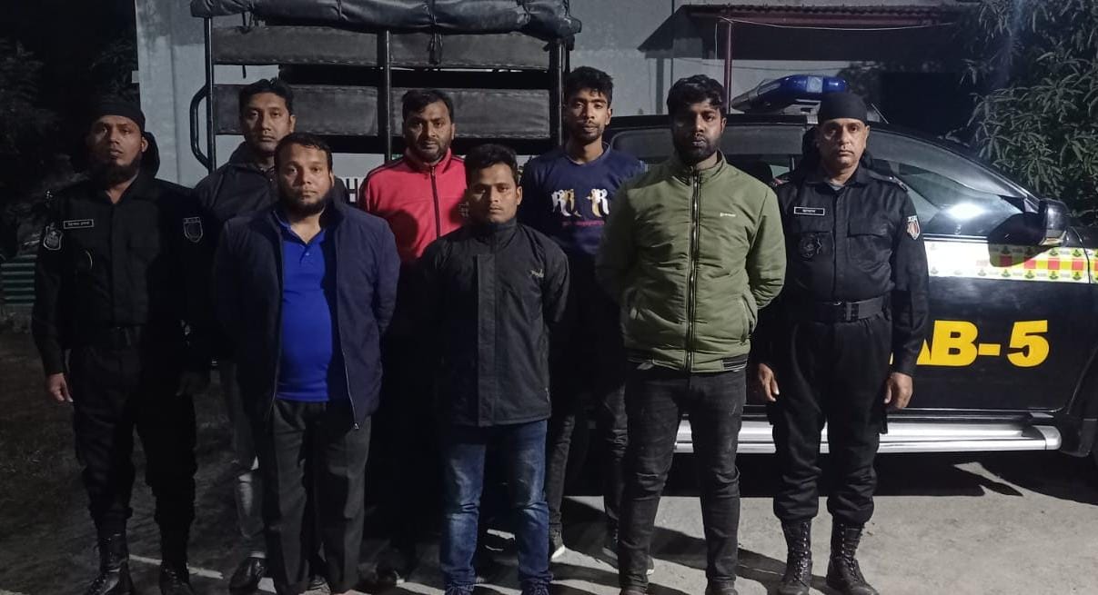 চাঁপাইনবাবগঞ্জ র্যাব-৫, রাজশাহী কর্তৃক প্রতারণার মাধ্যমে গ্রাহকের কোটি টাকা আত্মসাৎকারী ভূয়া এনজিও’র মূলহোতা এবং ম্যানেজার সহ ০৬ সদস্যকে গ্রেফতার।