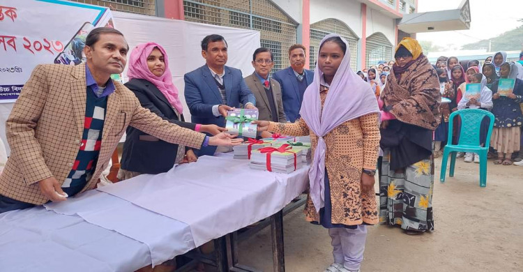 চাঁপাইনবাবগঞ্জের নাচোলে বই বিতরণ উৎসব পালিত হয়েছে