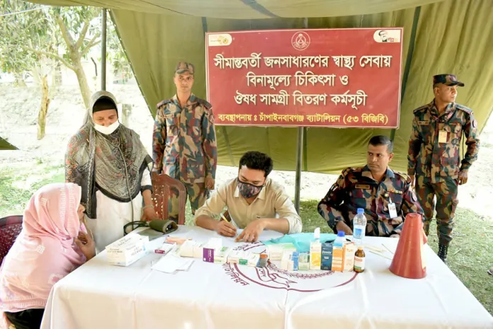 শিবগঞ্জ সীমান্তে ৫৩ বিজিবি’র আয়োজনে বিনামূল্যে চিকিৎসা ওষুধ পেলেন চার শতাধিক মানুষ