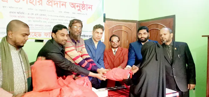 শিবগঞ্জে এতিম শিশুদের মধ্যে পোশাক বিতরণ
