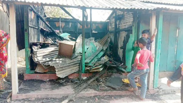 গোমস্তাপুরে আগুনে পুড়ে গেছে একটি দোকান
