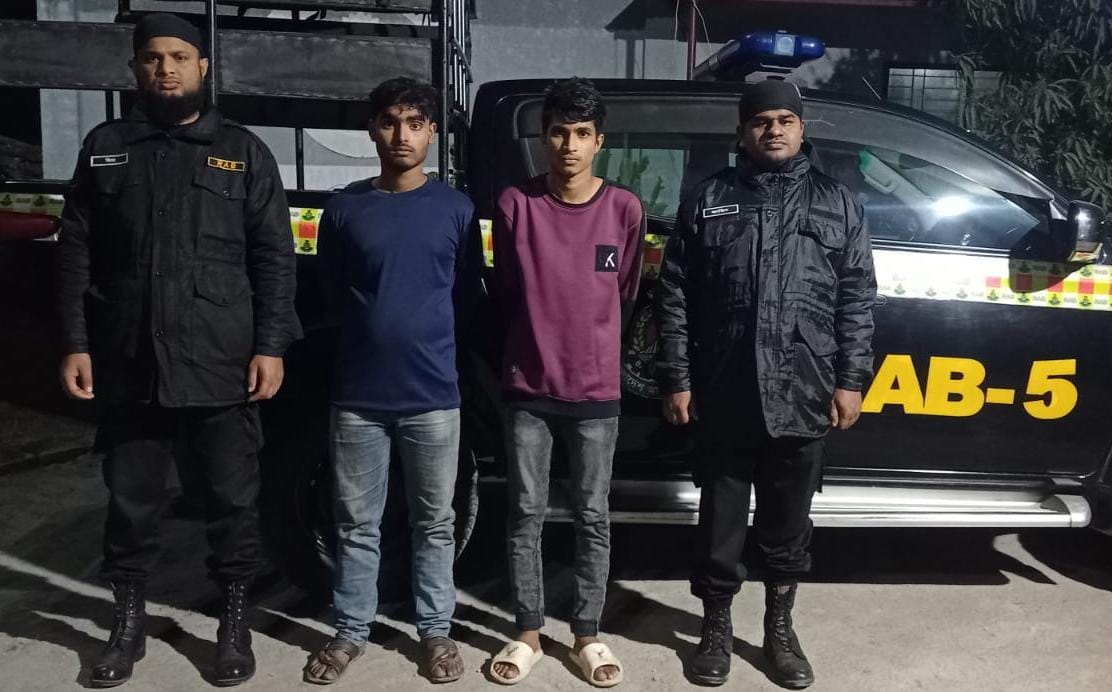 চাঁপাইনবাবগঞ্জ), র্যাব-৫ কর্তৃক অশ্লীল ভিডিও ধারণ করে টাকা হাতিয়ে নেয়া এবং ধর্ষণের অভিযোগে ০২ জনকে গ্রেফতার।