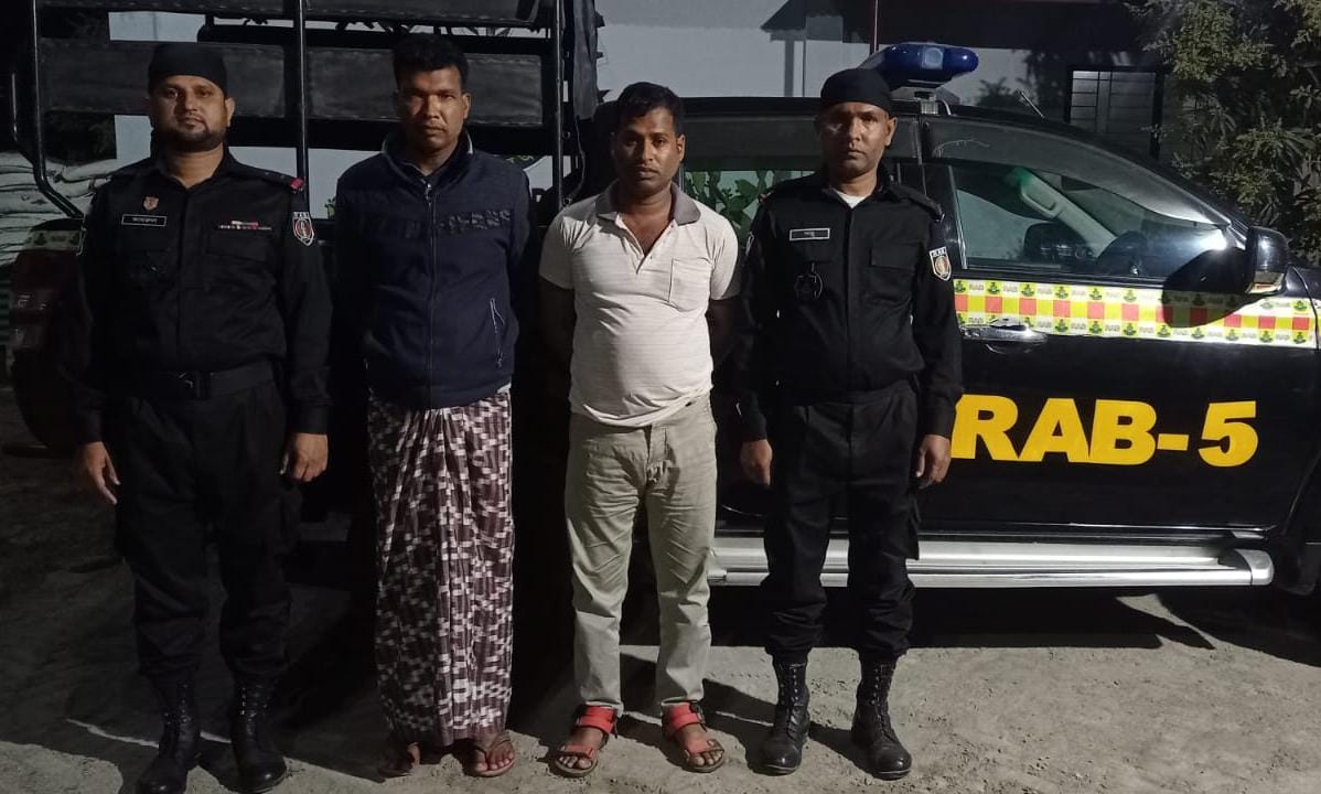 চাঁপাইনবাবগঞ্জ র‌্যাব-৫ কর্তৃক ৯৬ বোতল ফেন্সিডিল সহ ০২ জন মাদক ব্যবসায়ী গ্রেফতার।