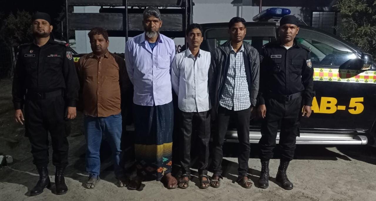 চাঁপাইনবাবগঞ্জ র‌্যাব-৫, রাজশাহী কর্তৃক প্রতারণার মাধ্যমে বিপুল পরিমাণ অর্থ  আত্মসাৎকারী ভূয়া এনজিও’র মূলহোতা সহ ০৪ সদস্যকে গ্রেফতার।