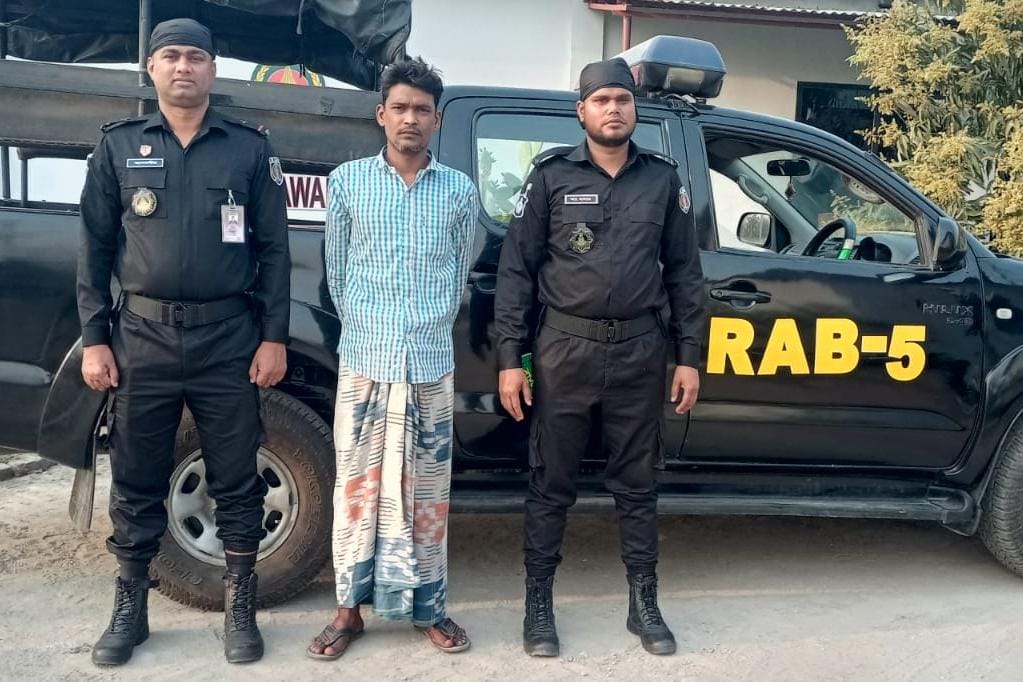 চাঁপাইনবাবগঞ্জ র‌্যাব-৫ কর্তৃক ৬০৮ গ্রাম হেরোইন সহ ০১ জন মাদক ব্যবসায়ীকে  গ্রেফতার ।