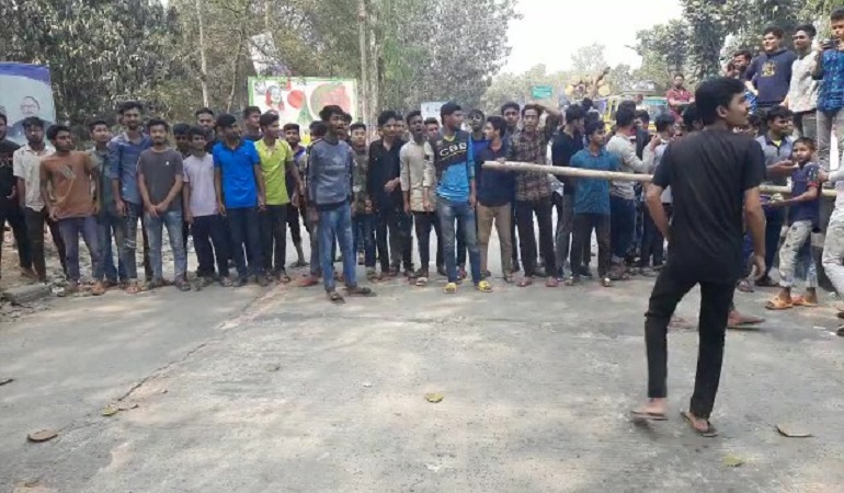 অধ্যক্ষকে লাঞ্ছনার অভিযোগে শিক্ষার্থীদের টোলপ্লাজা অবরোধ