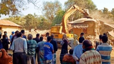 নাচোলে বিজ্ঞ আদালতের নির্দেশে নয়টি বাড়ি উচ্ছেদ