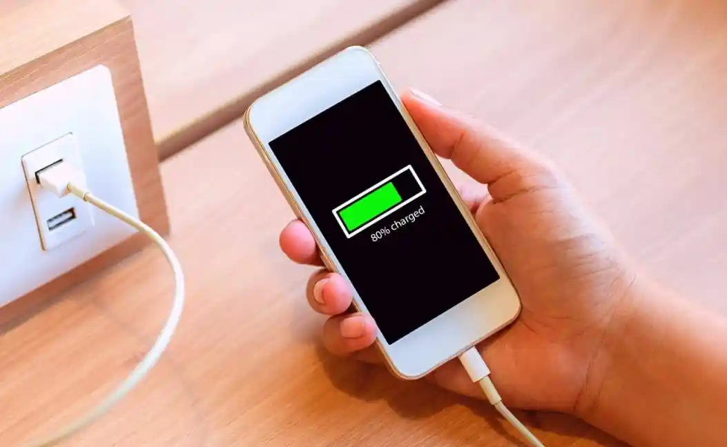 ভুলে চার্জ দিতে গিয়ে স্মার্টফোনের যে ৫ ক্ষতি করছি আমরা