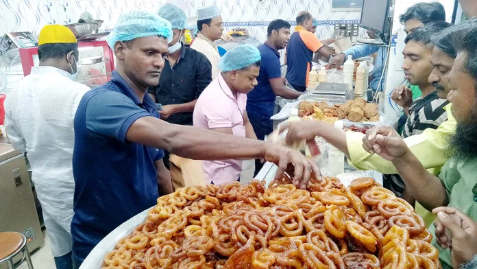 চাঁপাইনবাবগঞ্জে প্রথম রমজানেই জমজমাট ইফতারির বাজার