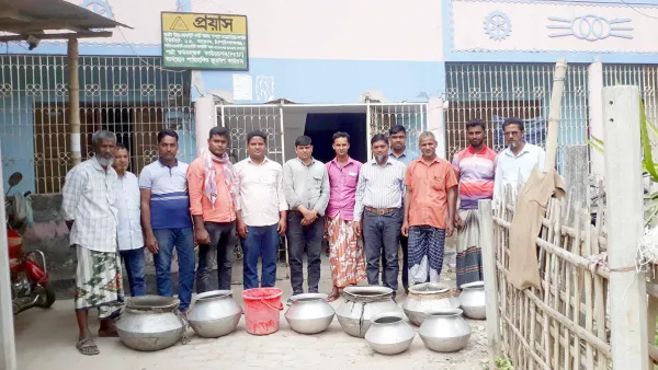 নাচোলে প্রয়াসের মাছের পোনা বিতরণ