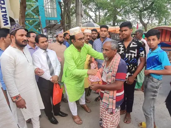 চাঁপাইনবাবগঞ্জে পথচারী, শ্রমজীবী মানুষের মাঝে ইফতারি বিতরণ