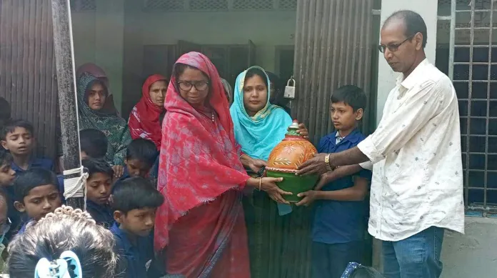 তিলে তিলে জমানো টাকা নিয়ে সিয়ামের পাশে স্কুলের বন্ধুরা