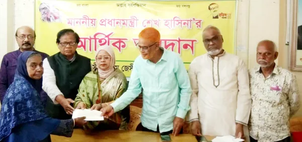 চাঁপাইনবাবগঞ্জে চার দুস্থকে প্রায় ২ লাখ টাকার চেক প্রদান