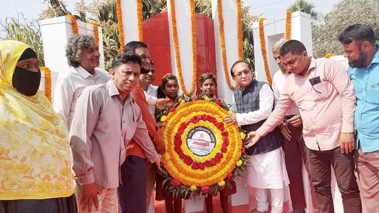 জলাহার সরকারি প্রাথমিক বিদ্যালয়ে নবনির্মিত শহীদ মিনারে ভাষা শহীদদের শ্রদ্ধা জানাল শিক্ষার্থীরা
