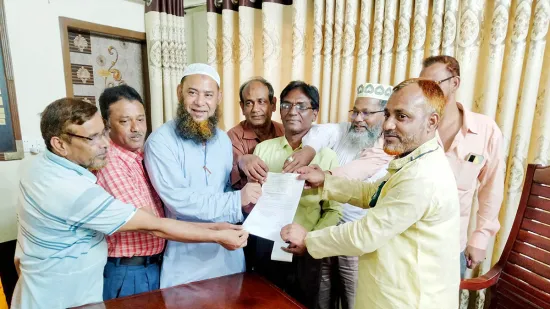 রহনপুর পৌরসভার কর্মকর্তা-কর্মচারীর ১১ লাখ টাকার বকেয়া বেতন পরিশোধ