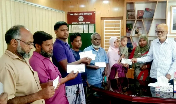 জেলা পরিষদের আর্থিক অনুদানের চেক বিতরণ
