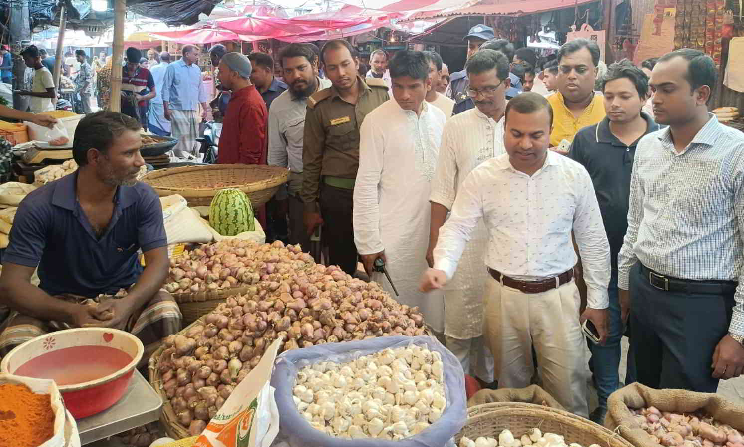 শিবগঞ্জে রমজান উপলক্ষে প্রশাসনের বাজার মনিটরিং শুরু