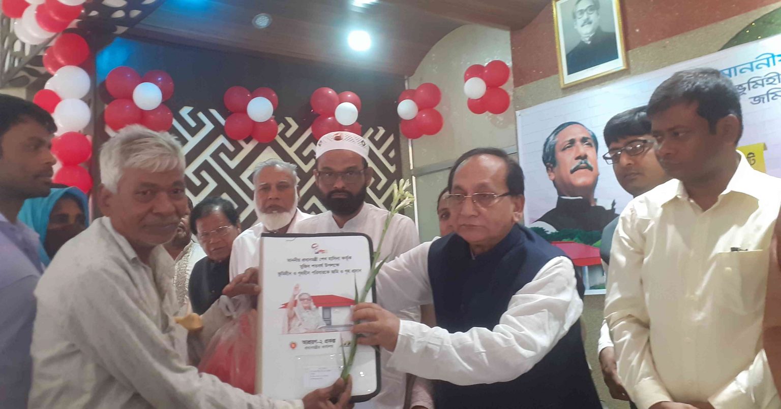 ভূমি ও গৃহহীনমুক্ত জেলা হলো  চাঁপাইনবাবগঞ্জ।