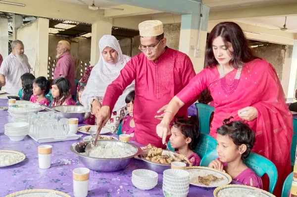 এতিম শিশুদের সঙ্গে সপরিবারে জেলা প্রশাসক গালিভ খাঁন