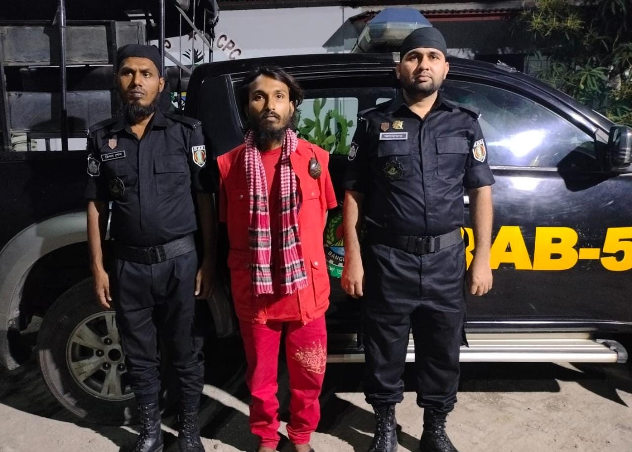 চাঁপাইনবাবগঞ্জ র‌্যাব-৫ কর্তৃক রাজশাহীর ওলি মাজারের দরবেশ ছদ্মবেশ/লেবাসধারী ০১ জন  মাদক ব্যবসায়ীকে ৭৬০ গ্রাম হেরোইন সহ গ্রেফতার ।