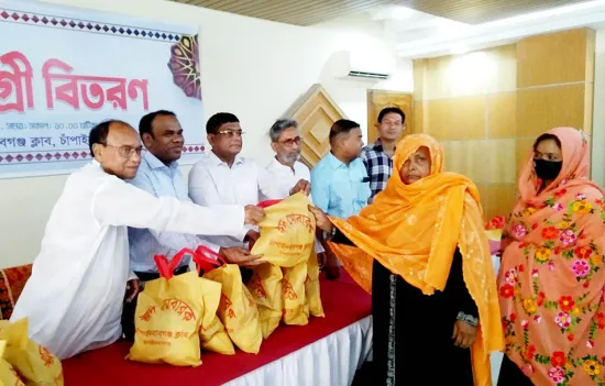 চাঁপাইনবাবগঞ্জে বিভিন্ন প্রতিষ্ঠানের ঈদের খাদ্যসামগ্রী বিতরণ