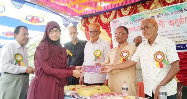 নবাবগঞ্জ জেলা আদর্শ উচ্চ বিদ্যালয়ে বিদায় সংবর্ধনা