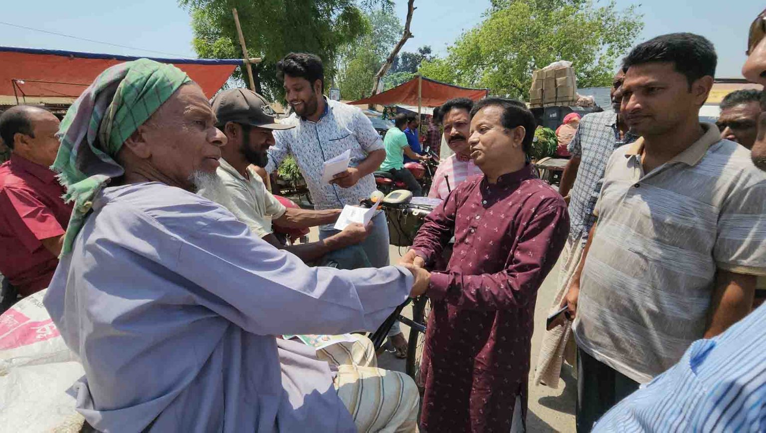 চামাবাজারে গনসংযোগ ও মতবিনিময় করেন এমপি শিমুল