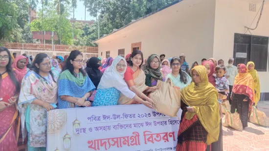 চাঁপাইনবাবগঞ্জে লেডিস ক্লাবের খাদ্যসামগ্রী বিতরণ