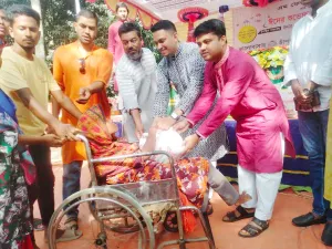গোমস্তাপুরে হাজার পরিবারের মধ্যে ঈদ সামগ্রী বিতরণ
