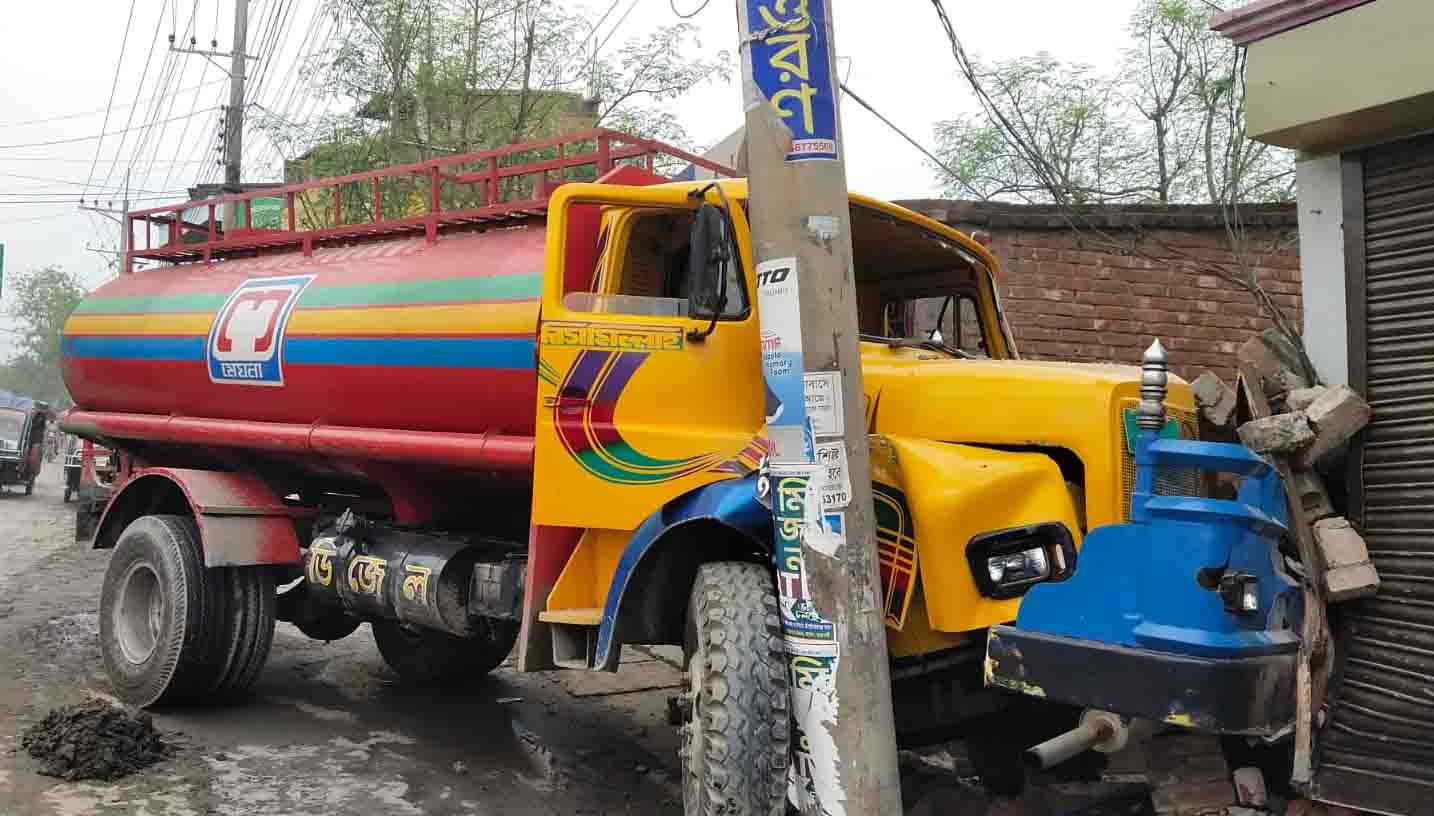 চাঁপাইনবাবগঞ্জে ট্যাংক লরি ঢুকলো বাড়িতে