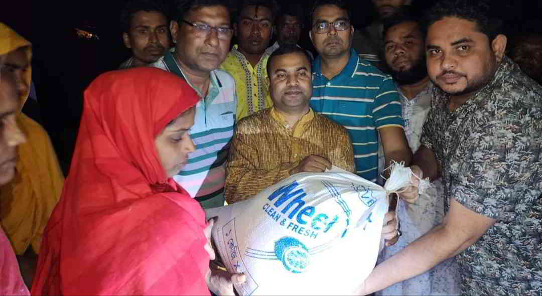 শিবগঞ্জে আগুনে ক্ষতিগ্রস্থ পরিবার পেল খাদ্যসামগ্রী