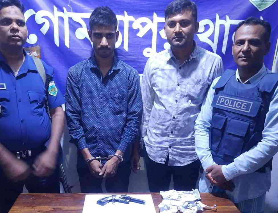 চাঁপাইনবাবগঞ্জে অস্ত্রসহ যুবক আটক
