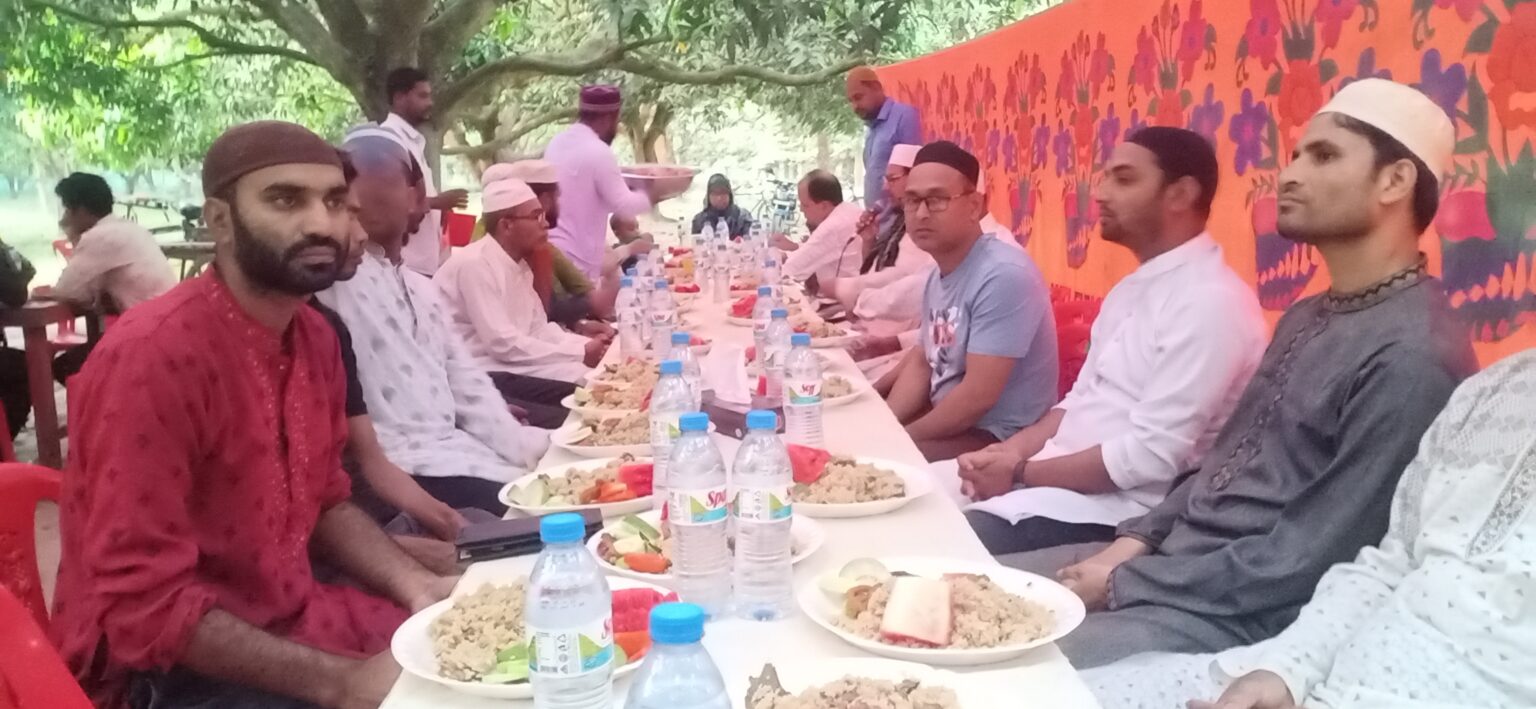 ভোলাহাটে প্রধানমন্ত্রীর ঘরের বাসিন্দাদের নিয়ে মতবিনিময় ও ইফতার