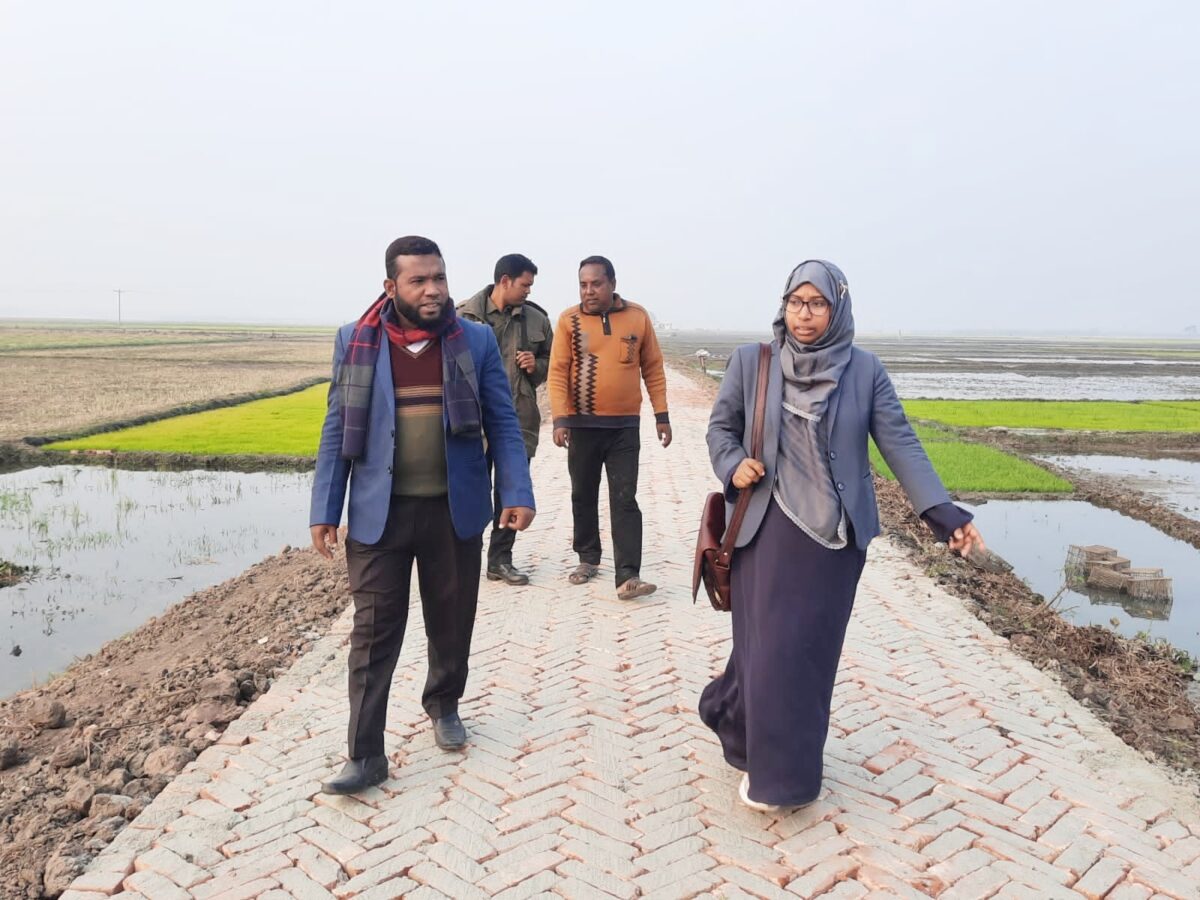 ভোলাহাটে  কৃষকের পাশে ইউএনও